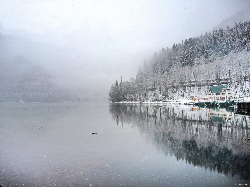 Озеро Рица зимой