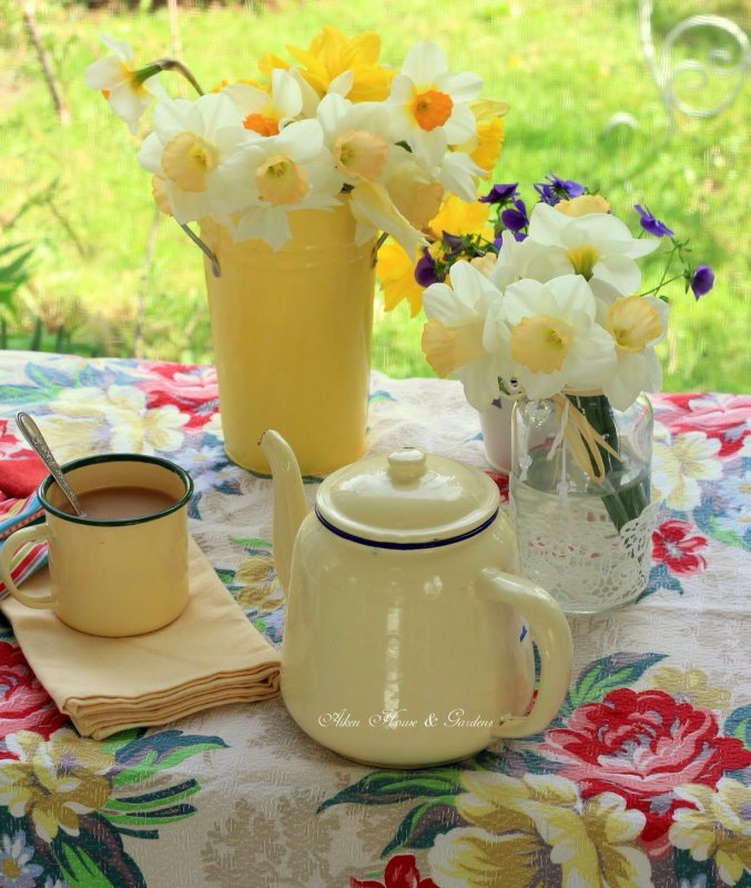 Чаепитие в весеннем саду