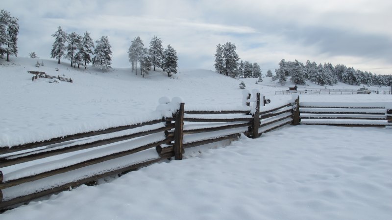 Зима деревня забор
