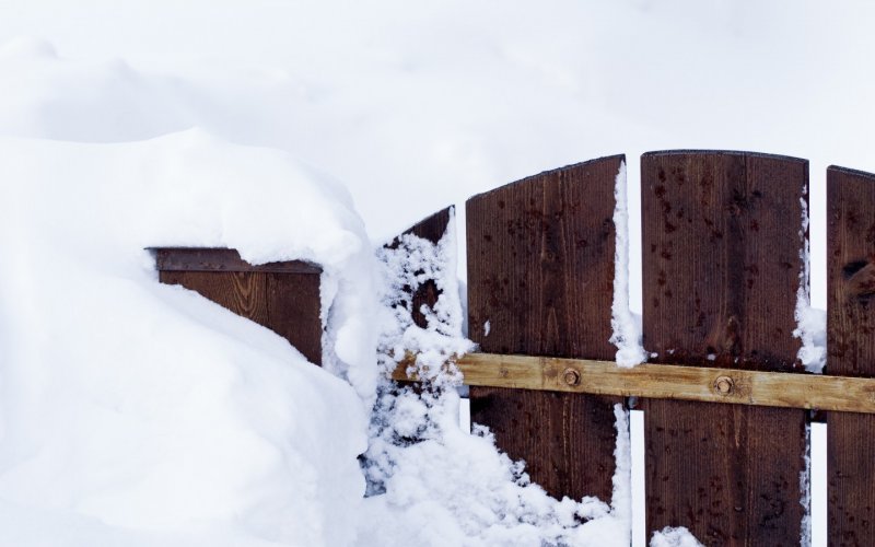 Старый забор в снегу