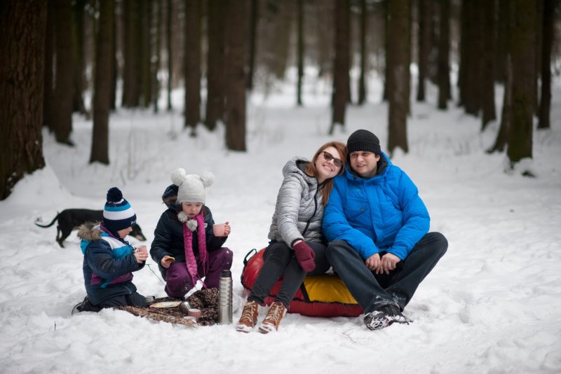 Семейная фотосессия на природе зимой