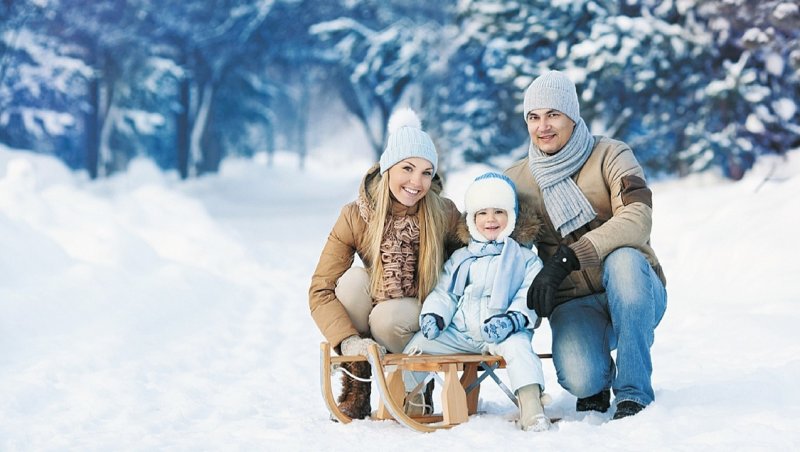 Счастливая семья зима