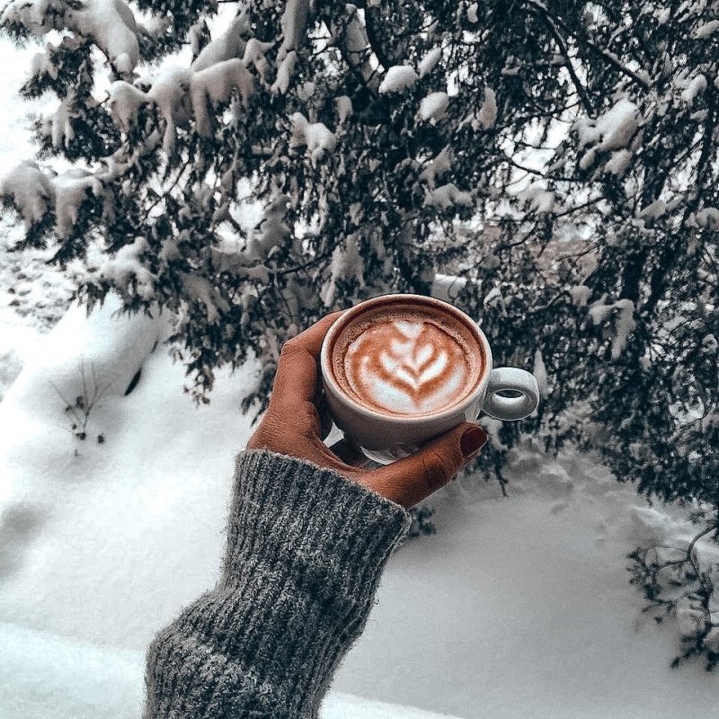 Стакан кофе на снегу