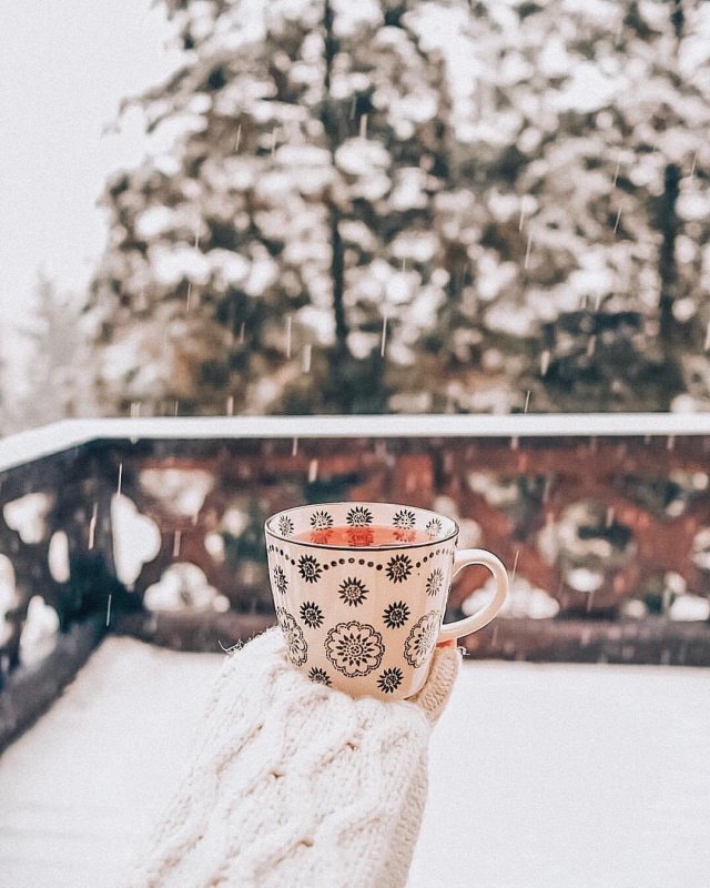 Чашка в руке зимой