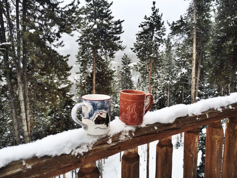Кружка чая на снегу