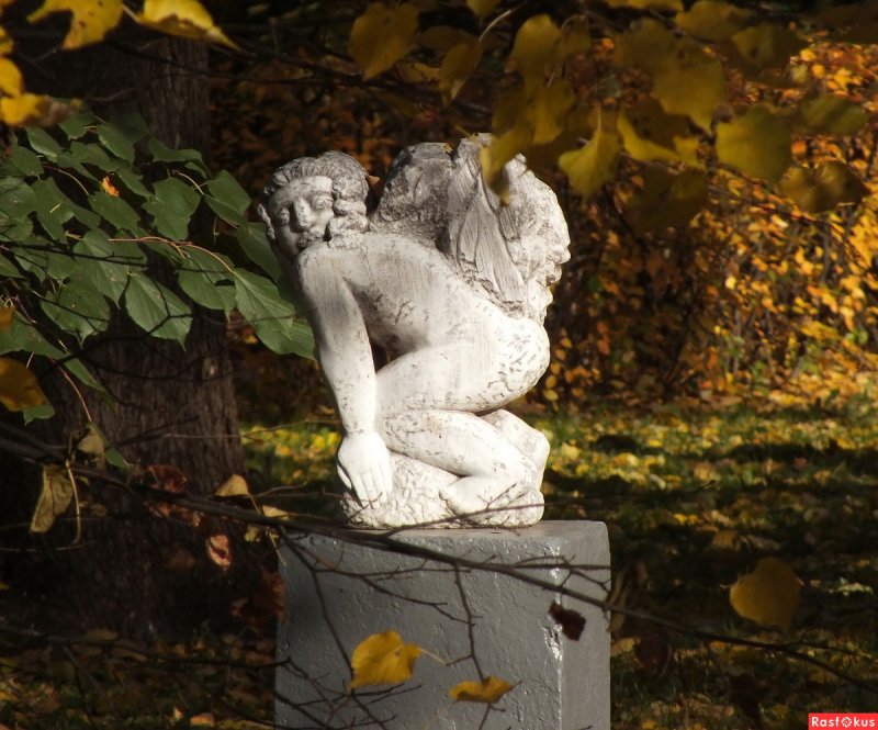 Скульптуры в осеннем саду