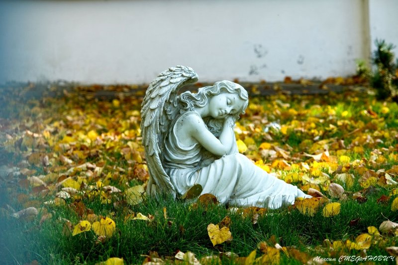 Скульптуры ангелов в Дивеево
