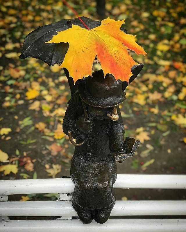 Питерский ангел в Измайловском саду осенью