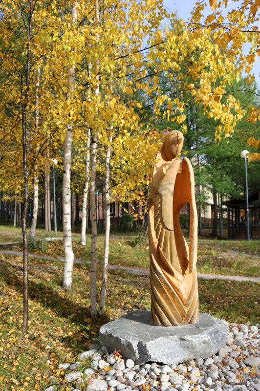 Скульптура ангела осень