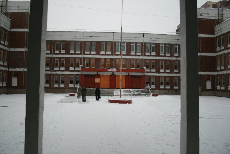 Зимняя школа с улицы