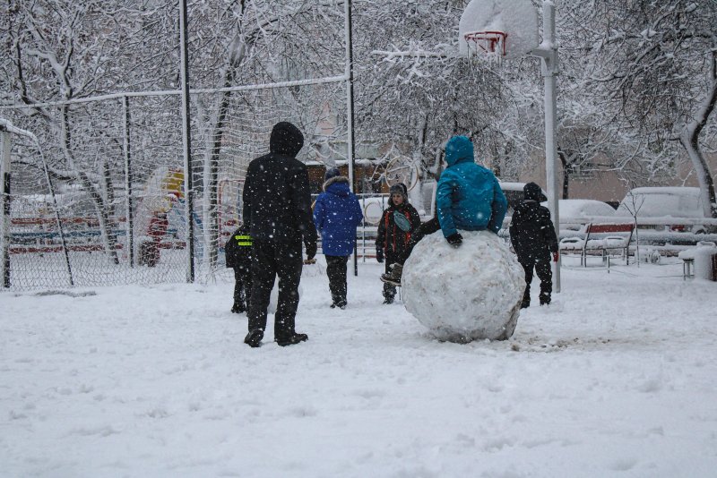 Школьники идут в школу зима