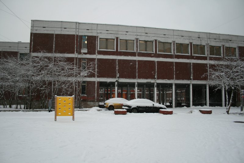 Здание школы зимой
