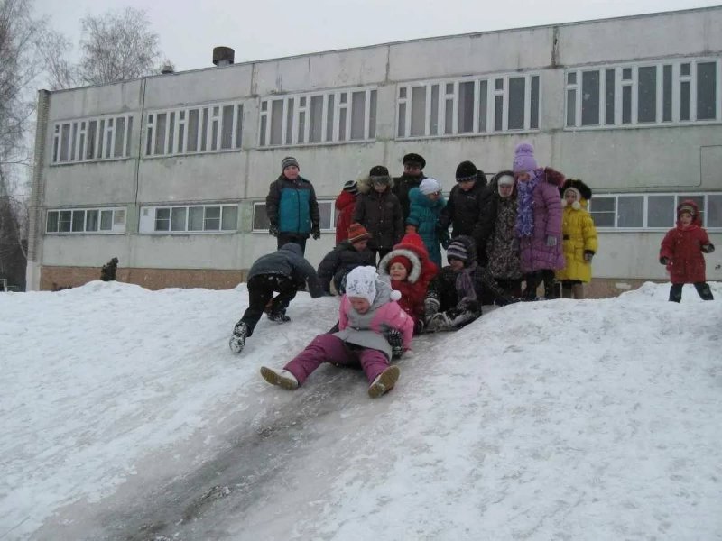 Школьники идут в школу зимой