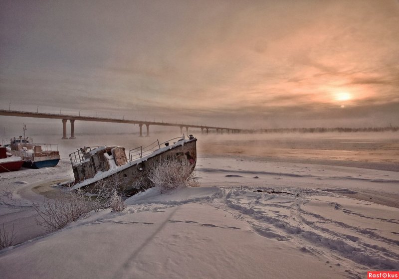 Река Волга подо льдом