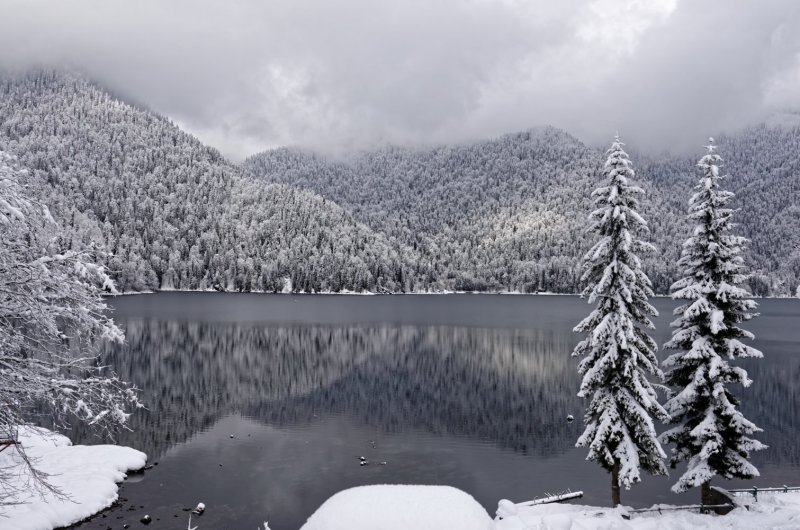 Озеро Рица зима