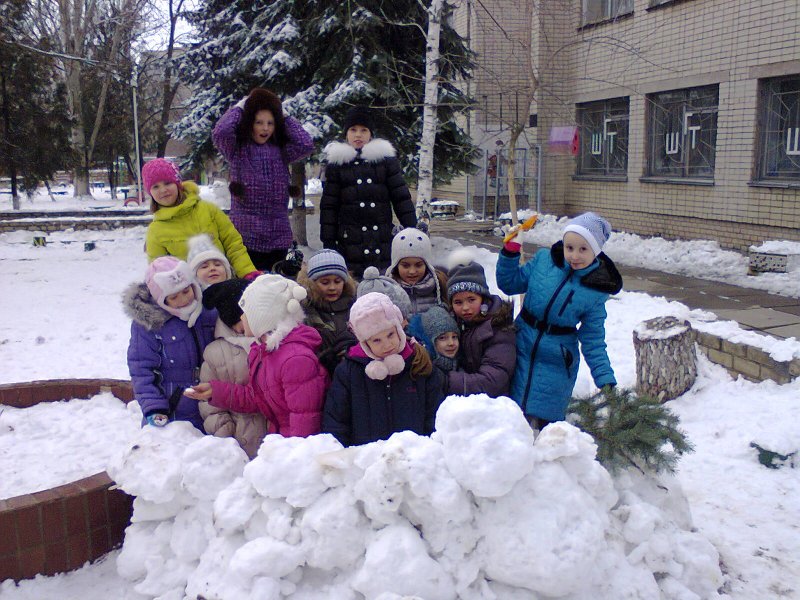 Дети на прогулке зимой в детском саду