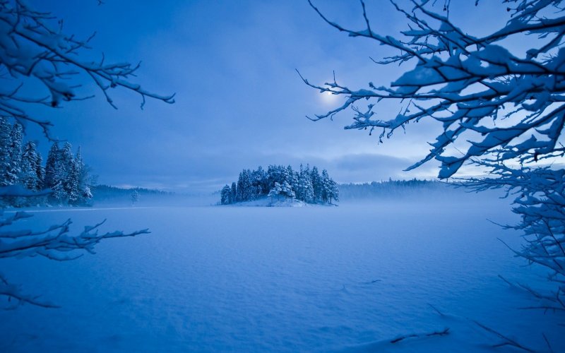 Зимний пейзаж в голубых тонах