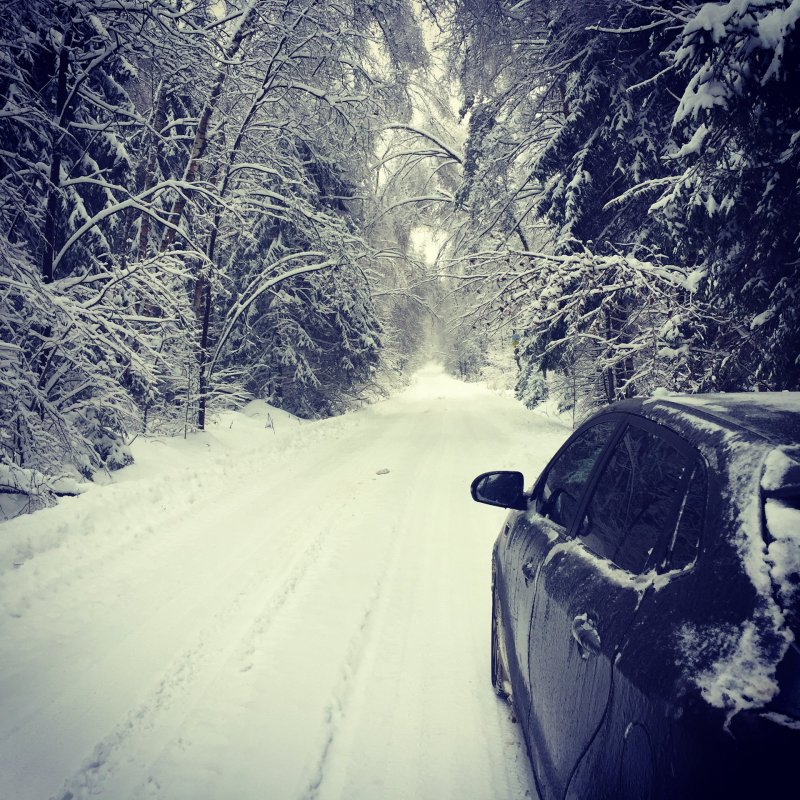Машина на зимней дороге
