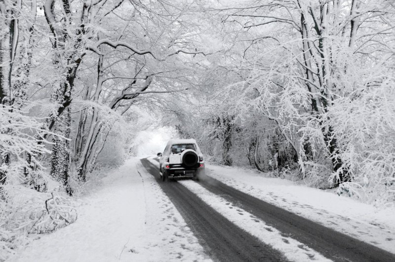Машина в снегу на дороге