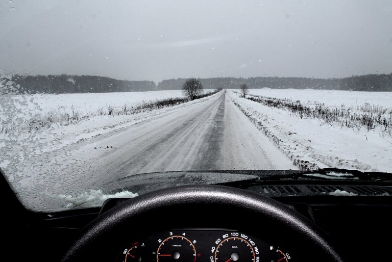 Зимняя дорога вид из машины