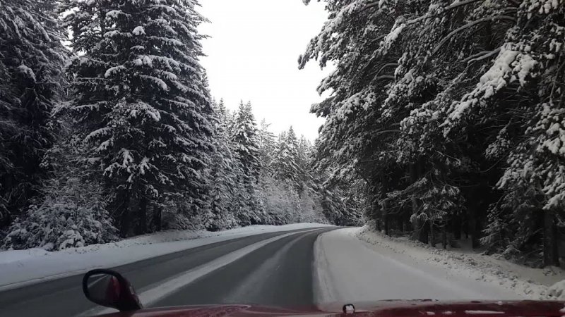 Красивая зимняя дорога из машины