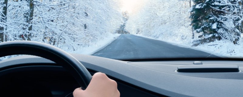 Автомобиль на зимней дороге