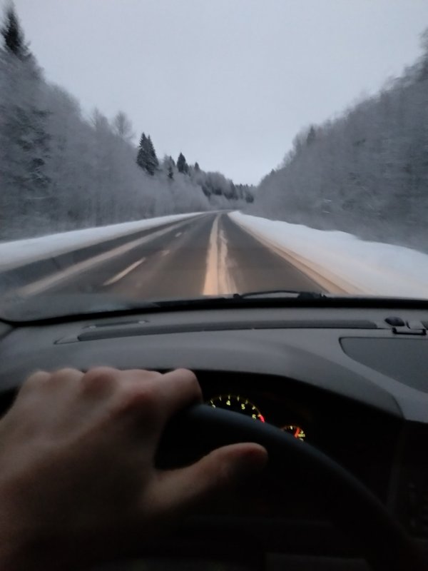 Зимняя дорога из машины