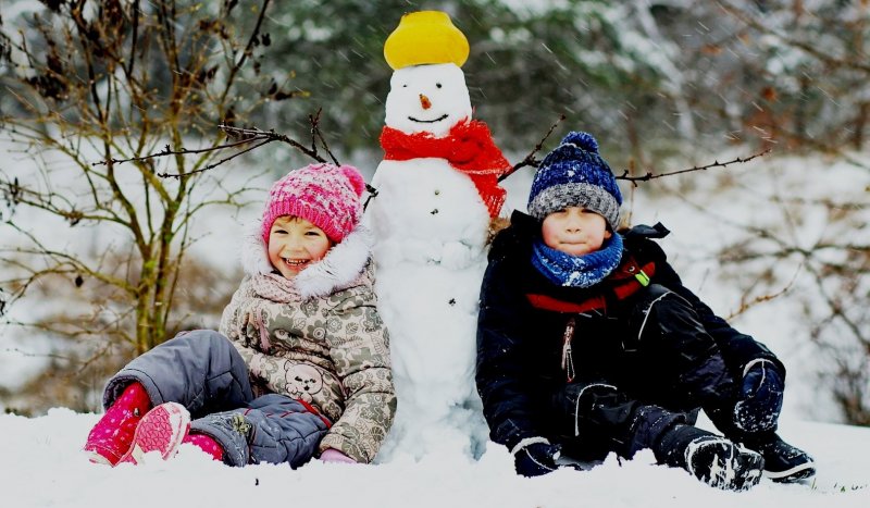 Дети в зимней одежде на улице
