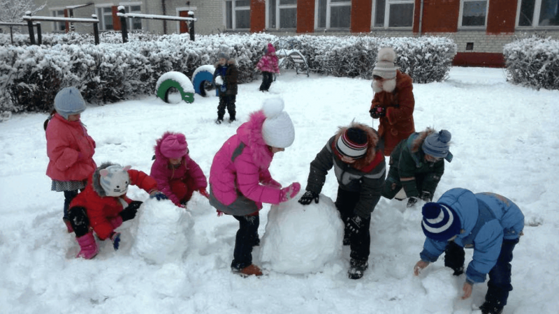 Дети играют зимой