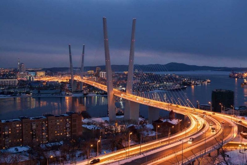 Мост на остров русский зимой
