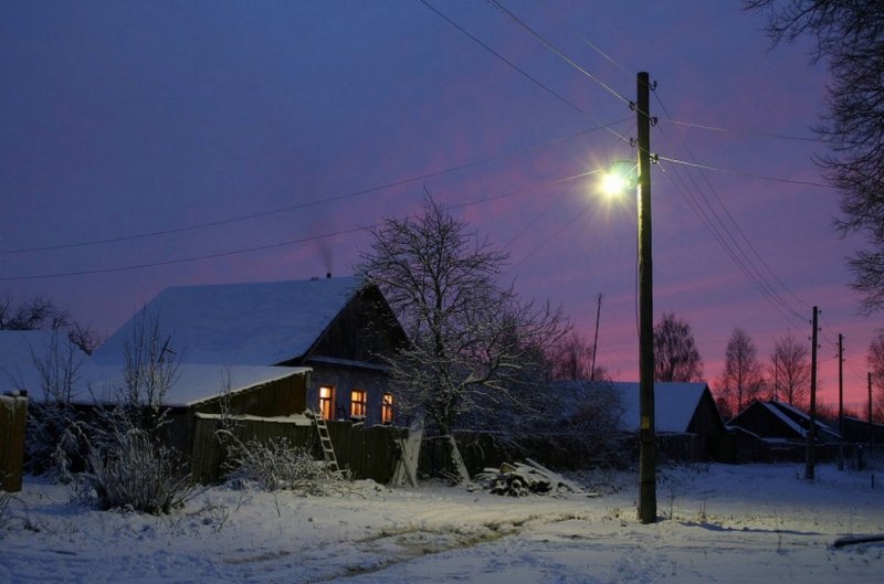 Вечер в деревне зимой