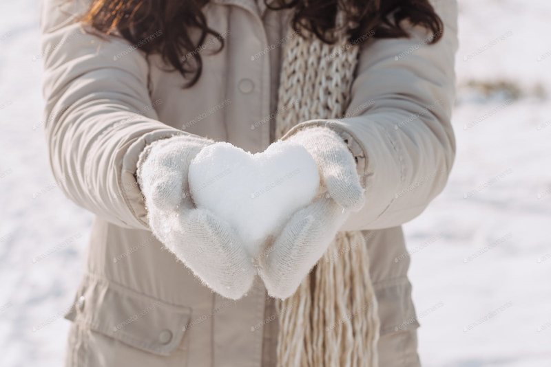 Сердце снег руки