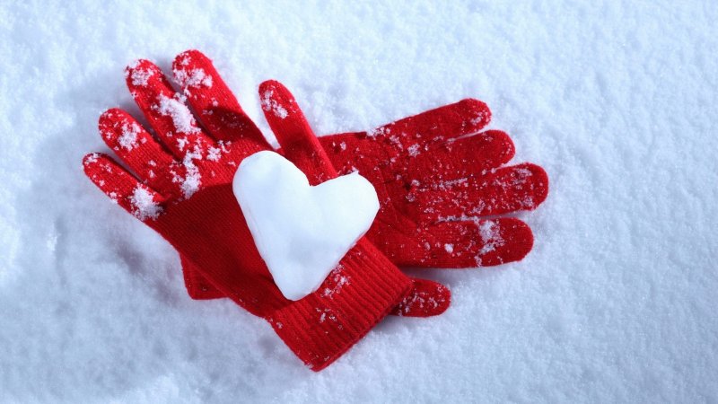 Сердце из снега в ладонях