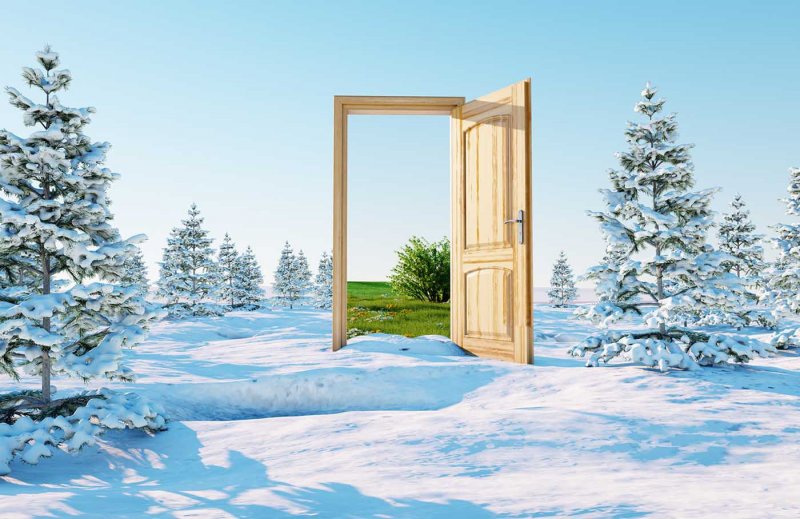 Открытая дверь зима