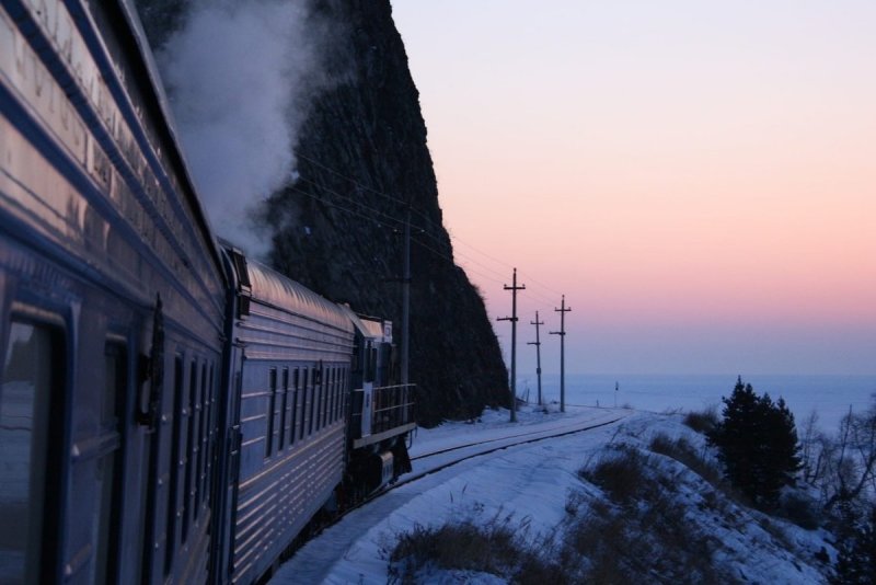 Поезд в зимнем лесу