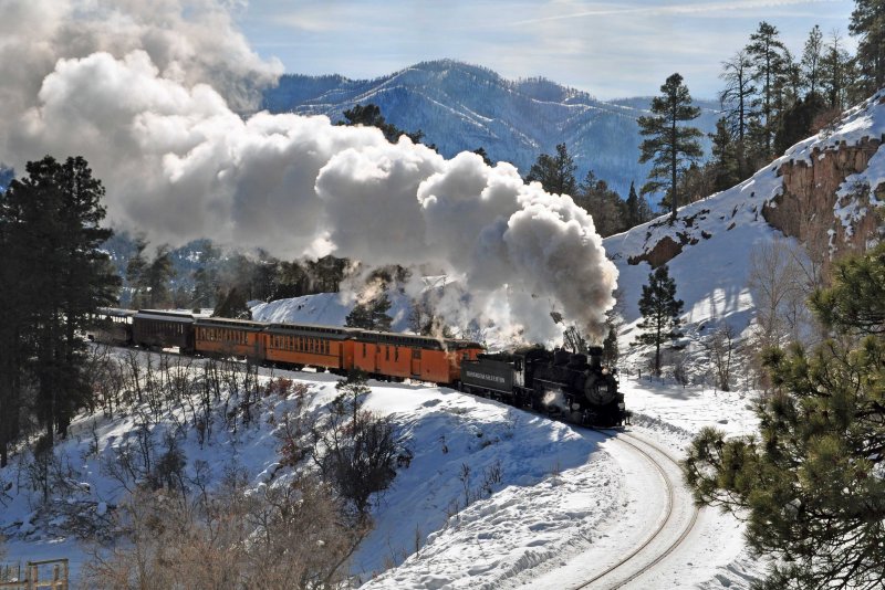 Зимний пейзаж с поездом