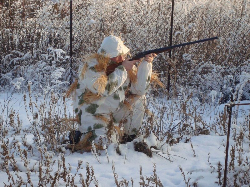 Охотник зимой в лесу