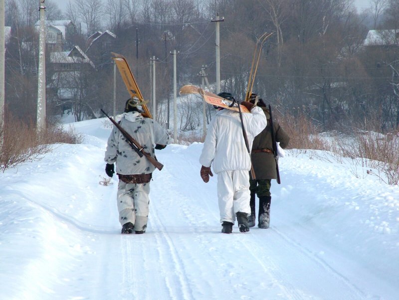 Зимой на лыжах охотники