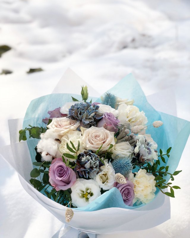 Букет цветов на снегу