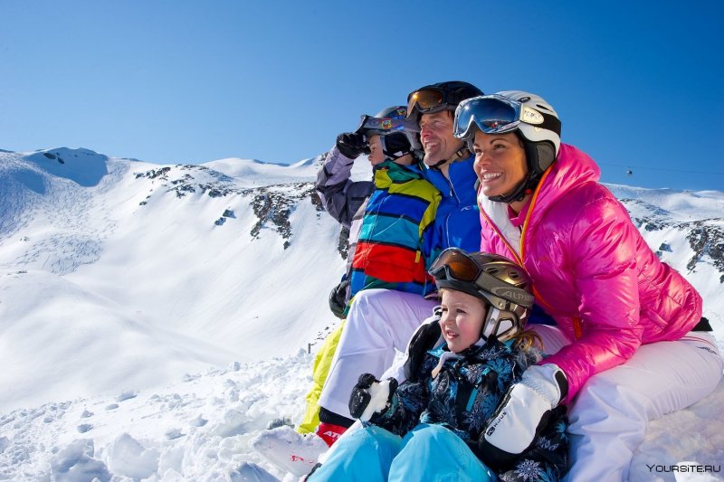 Семья горнолыжников