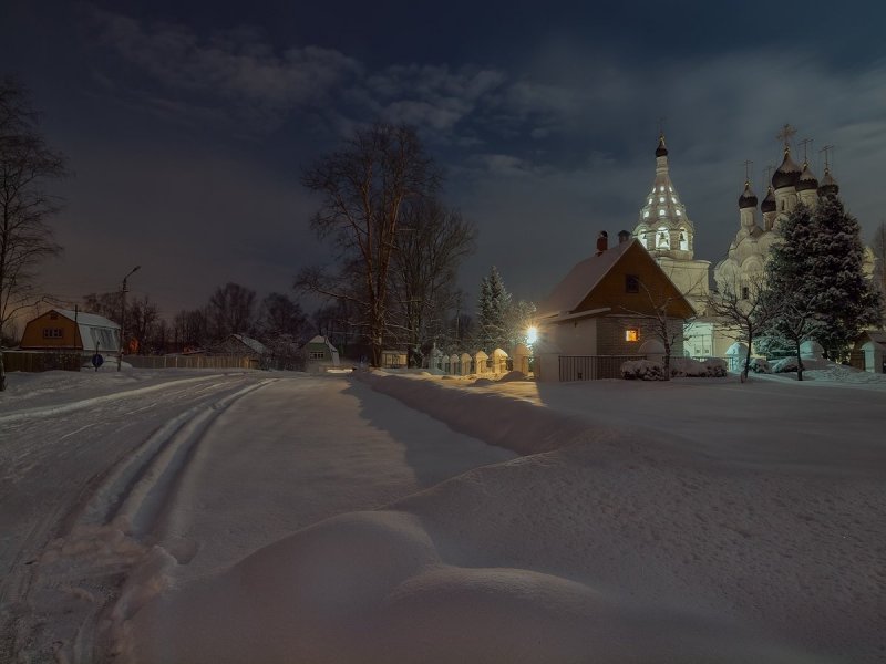 Зимний двор в деревне ночью