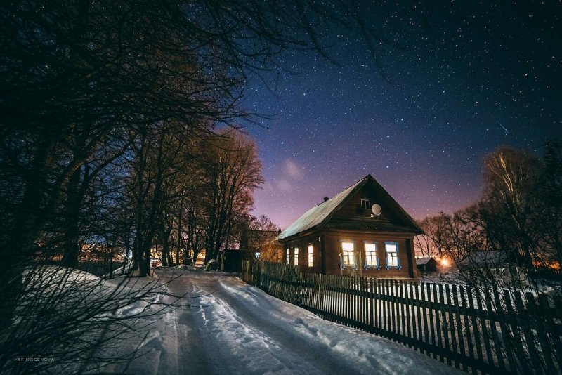 Деревня зима свет в окне