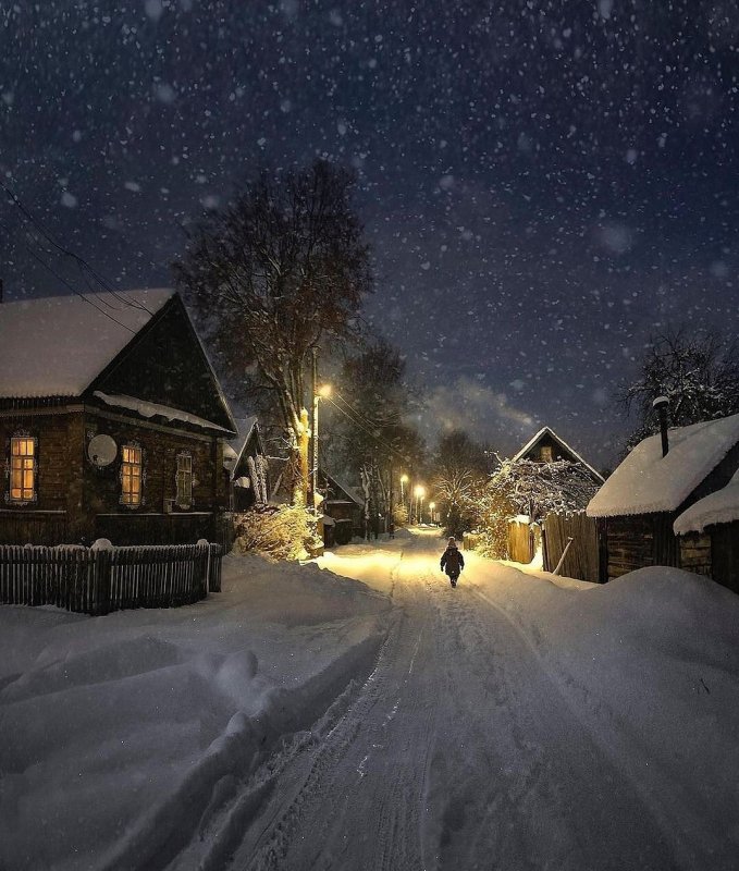 Морозный зимний вечер в деревне