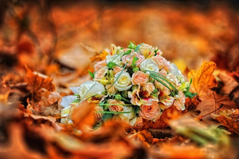 Красивый букет с осенними листьями