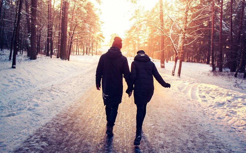 Парень с девушкой на зимней прогулке