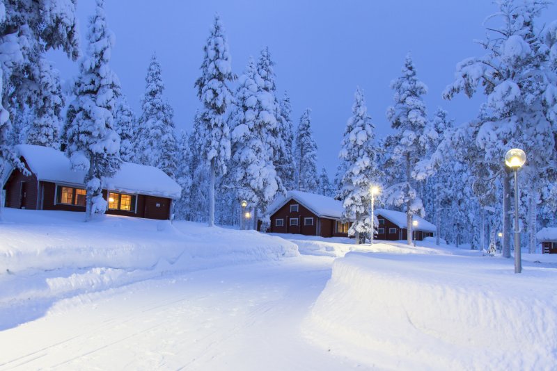 Заснеженный домик в Финляндии