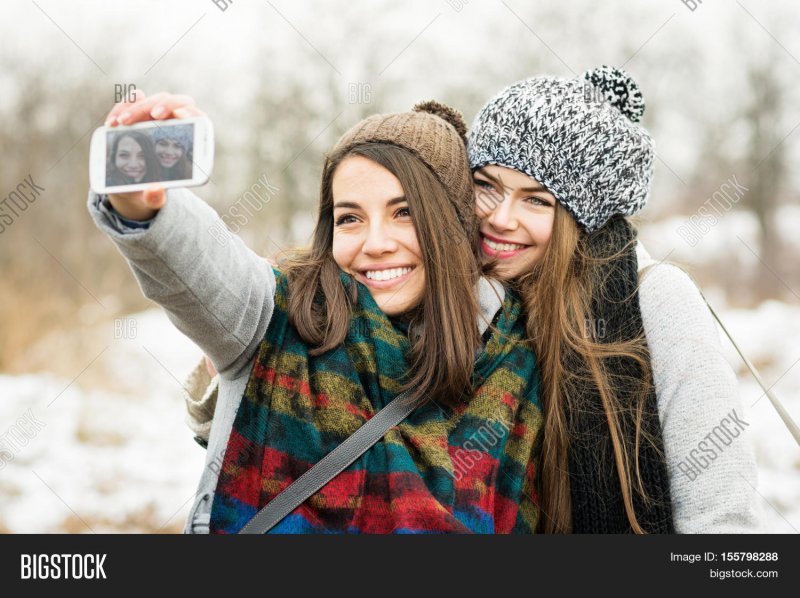 Девушки зимой в парке на селфи