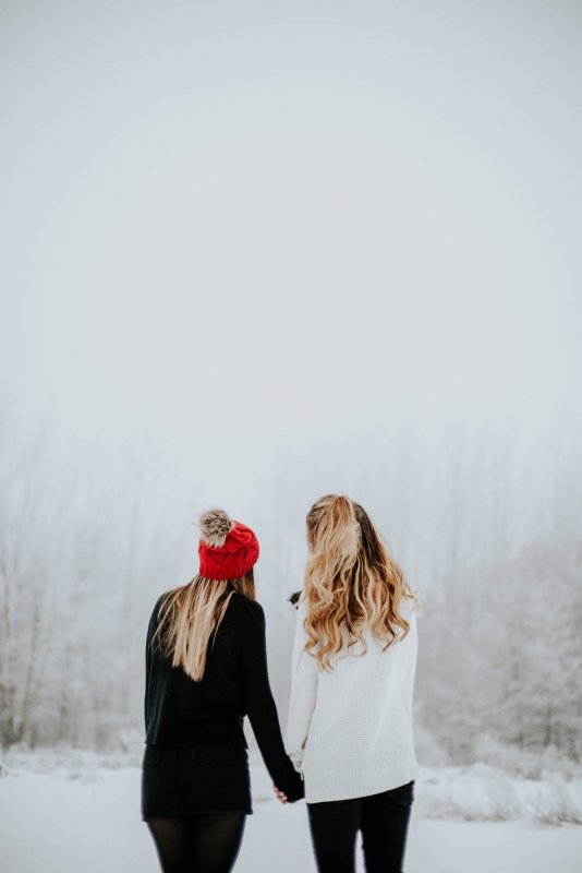 Две девушки зимой