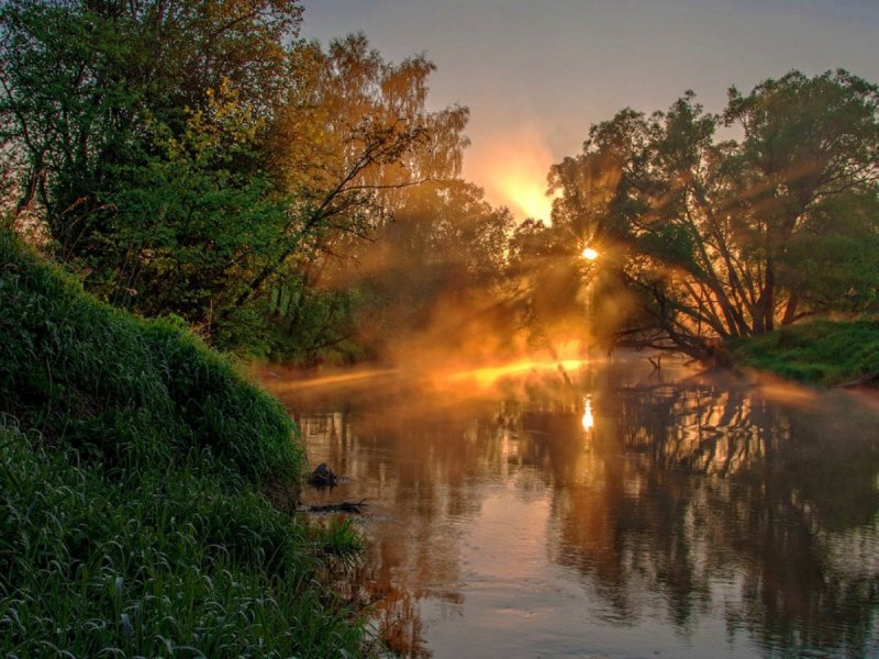 Рассвет летом на реке
