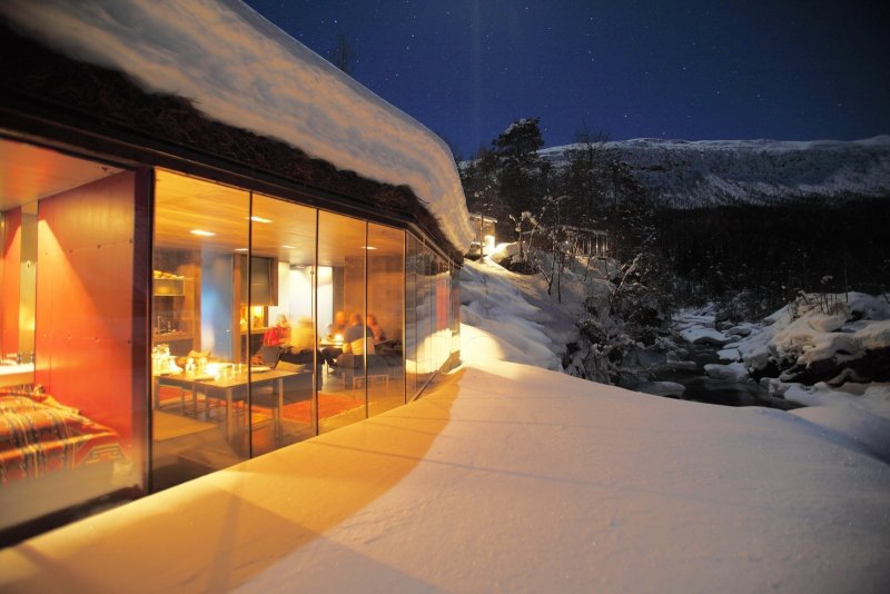 Зимний дом с панорамными окнами